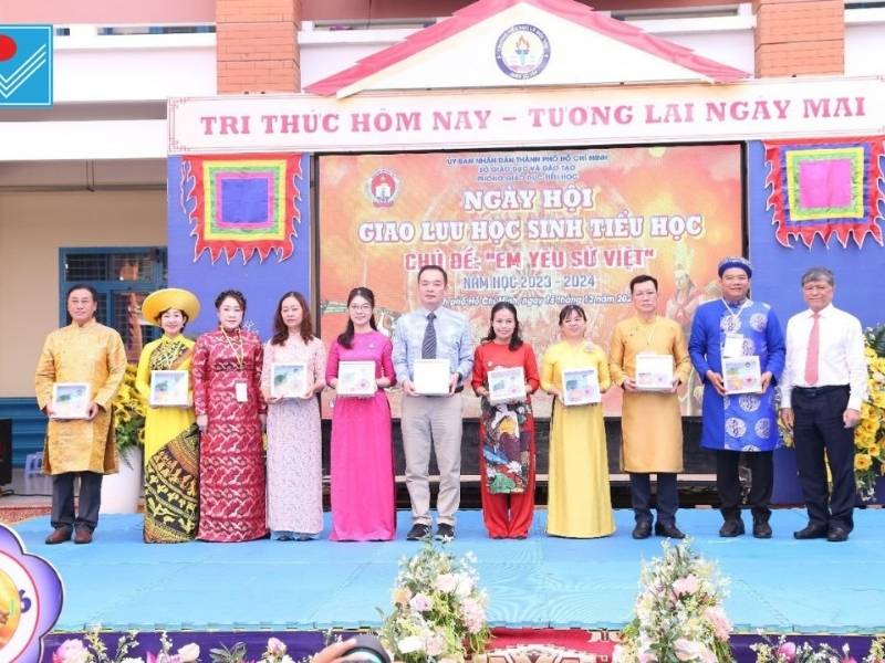 Tham gia ngày hội Em yêu sử Việt